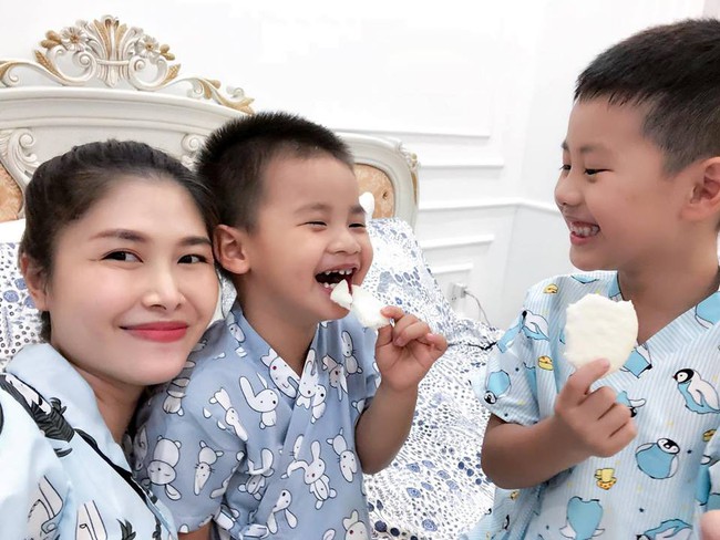 Đầu tuần vi vu của các hot mom: Vợ đại gia kim cương hồi hộp đi du lịch, Hương Baby sang Mỹ cùng Tuấn Hưng - Ảnh 3.