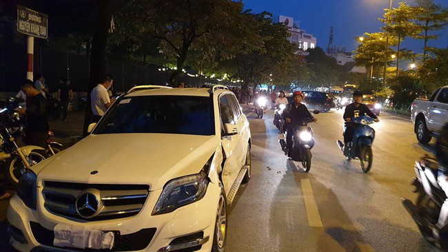 Hà Nội: Danh tính tài xế siêu xe Audi Q5 đâm và lùi liên hoàn, làm gãy chân một người rồi bỏ trốn - Ảnh 4. Hà Nội: Danh tính tài xế siêu xe Audi Q5 đâm và lùi liên hoàn, làm gãy chân một người rồi bỏ trốn - Ảnh 4.