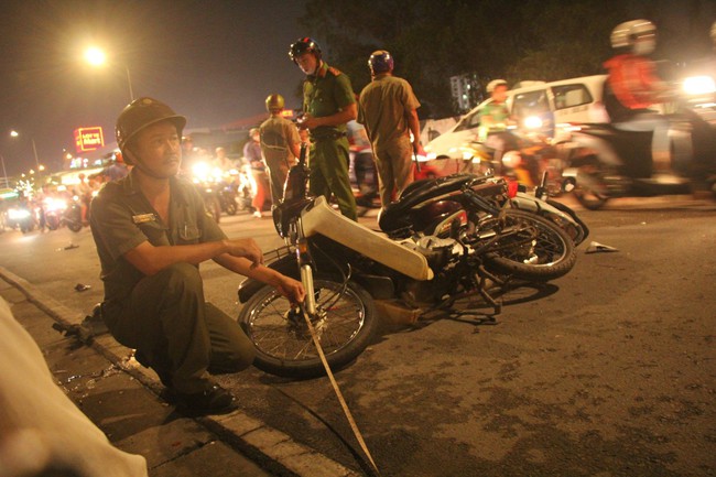Ô tô tông một loạt xe máy ở Sài Gòn, nạn nhân nằm la liệt: 1 người chết tại chỗ, 4 người bị thương nặng - Ảnh 2.