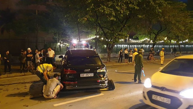 Hà Nội: Danh tính tài xế siêu xe Audi Q5 đâm và lùi liên hoàn, làm gãy chân một người rồi bỏ trốn - Ảnh 1. Hà Nội: Danh tính tài xế siêu xe Audi Q5 đâm và lùi liên hoàn, làm gãy chân một người rồi bỏ trốn - Ảnh 1.