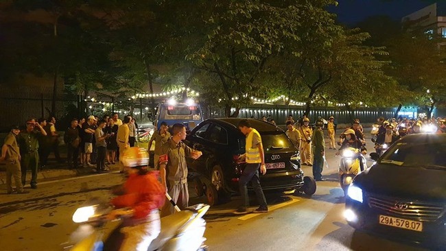 Hà Nội: Danh tính tài xế siêu xe Audi Q5 đâm và lùi liên hoàn, làm gãy chân một người rồi bỏ trốn - Ảnh 9. Hà Nội: Danh tính tài xế siêu xe Audi Q5 đâm và lùi liên hoàn, làm gãy chân một người rồi bỏ trốn - Ảnh 9.