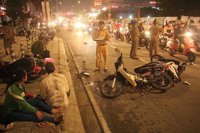 Ô tô tông một loạt xe máy ở Sài Gòn, nạn nhân nằm la liệt: 1 người chết tại chỗ, 4 người bị thương nặng - Ảnh 1.