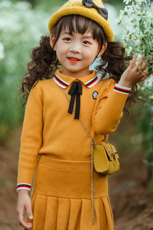 Đã xinh lại thần thái, bé gái Hà Nội dạo chơi trong vườn cúc họa mi khiến ai đi qua cũng phải ngoái nhìn - Ảnh 4.