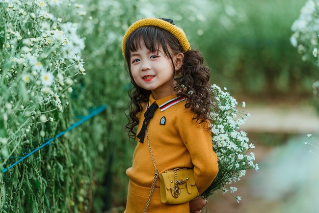 Đã xinh lại thần thái, bé gái Hà Nội dạo chơi trong vườn cúc họa mi khiến ai đi qua cũng phải ngoái nhìn - Ảnh 13.