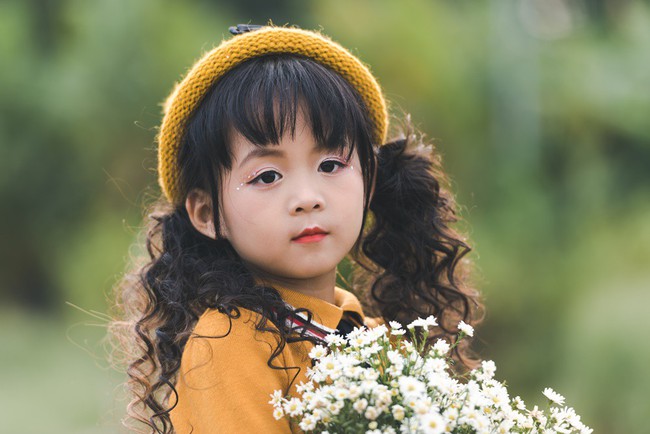 Đã xinh lại thần thái, bé gái Hà Nội dạo chơi trong vườn cúc họa mi khiến ai đi qua cũng phải ngoái nhìn - Ảnh 15.