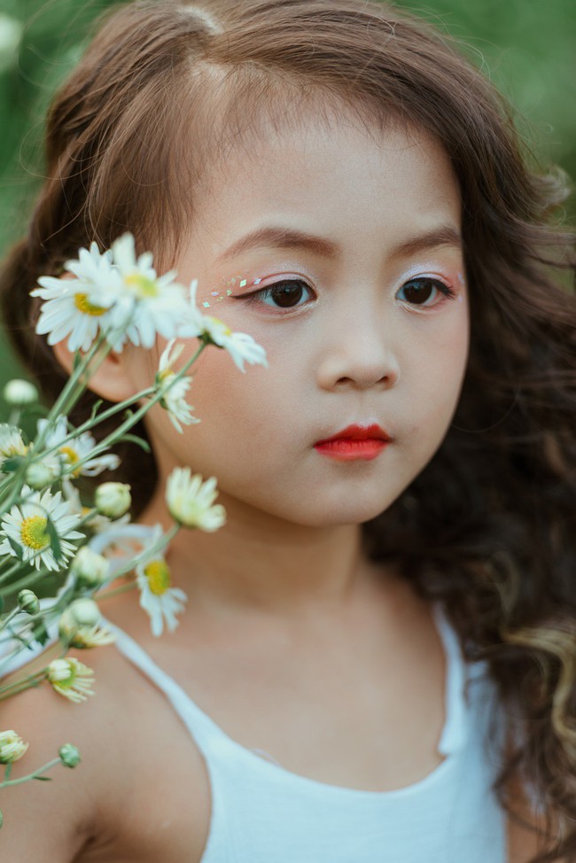 Đã xinh lại thần thái, bé gái Hà Nội dạo chơi trong vườn cúc họa mi khiến ai đi qua cũng phải ngoái nhìn - Ảnh 27.