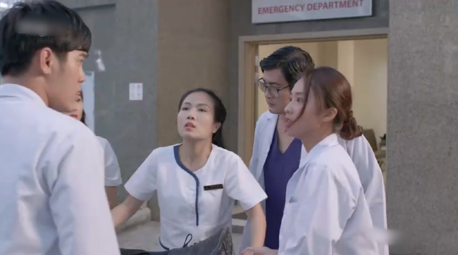 Sạn kịch độc trong Hậu Duệ Mặt Trời bản Việt: Bác sĩ Quang kết liễu bệnh nhân mà không hay biết - Ảnh 4. Sạn kịch độc trong Hậu Duệ Mặt Trời bản Việt: Bác sĩ Quang kết liễu bệnh nhân mà không hay biết - Ảnh 4.