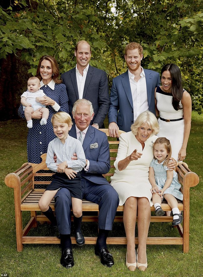 Thái tử Charles đón tuổi 70 viên mãn trong hai bức ảnh gia đình đầy đủ con cháu với những khoảnh khắc vui hết cỡ - Ảnh 2.
