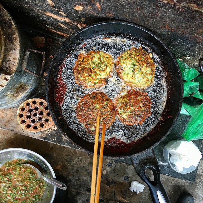 Chả rươi - món đặc sản không phải ai cũng dám nếm nhưng ăn rất dễ nghiện của Hà Nội - Ảnh 3.