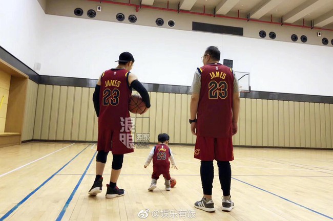 Huỳnh Hiểu Minh dẫn con trai đi chơi bóng rổ, cư dân mạng bất ngờ vì Tiểu Hải Miên lớn nhanh như thổi - Ảnh 2.