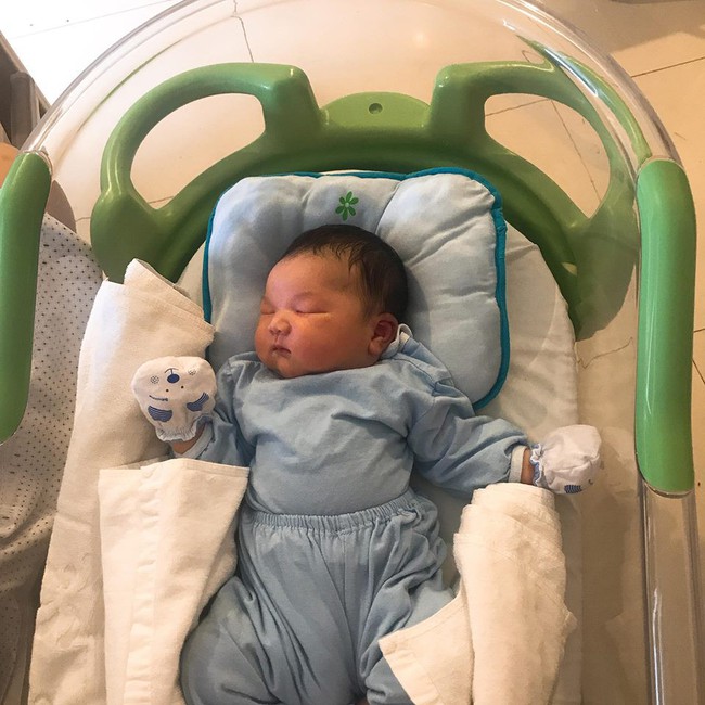 Mẹ 9X lên bàn đẻ nặng gần 1 tạ, con đẻ xong đã nặng 4,7kg ai nhìn cũng thích mê - Ảnh 10. Mẹ 9X lên bàn đẻ nặng gần 1 tạ, con đẻ xong đã nặng 4,7kg ai nhìn cũng thích mê - Ảnh 10.