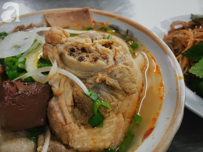 Ngày chớm đông, ghé quán nhỏ 20 năm tuổi trong khu tập thể Hà Nội ăn bún bò chuẩn vị xứ Huế - Ảnh 10. Ngày chớm đông, ghé quán nhỏ 20 năm tuổi trong khu tập thể Hà Nội ăn bún bò chuẩn vị xứ Huế - Ảnh 10.