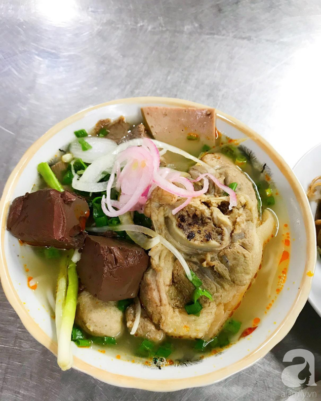 Ngày chớm đông, ghé quán nhỏ 20 năm tuổi trong khu tập thể Hà Nội ăn bún bò chuẩn vị xứ Huế - Ảnh 3. Ngày chớm đông, ghé quán nhỏ 20 năm tuổi trong khu tập thể Hà Nội ăn bún bò chuẩn vị xứ Huế - Ảnh 3.