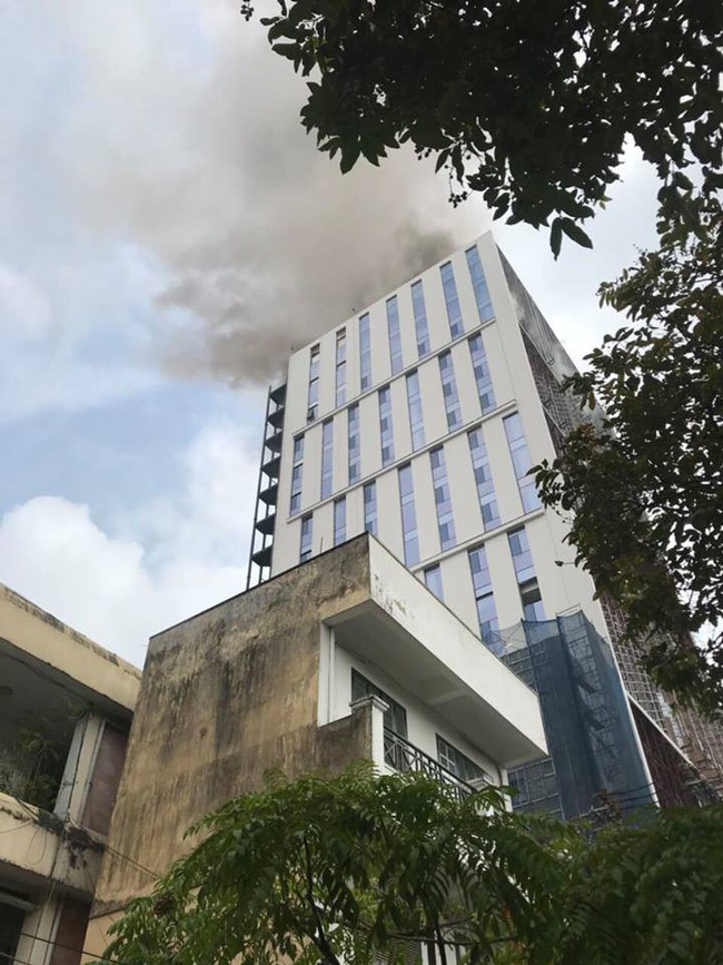 Nhiều công nhân hốt hoảng tháo chạy khi phát hiện cháy tại tòa nhà trên đường Hoàng Quốc Việt - Ảnh 1.