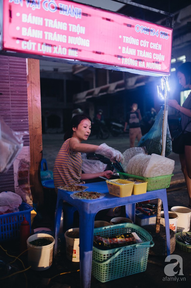 Những địa chỉ bán quà chiều lạ miệng: trứng chén nướng, xiên thập cẩm... để các mẹ nhâm nhi cùng con tan học về - Ảnh 1.