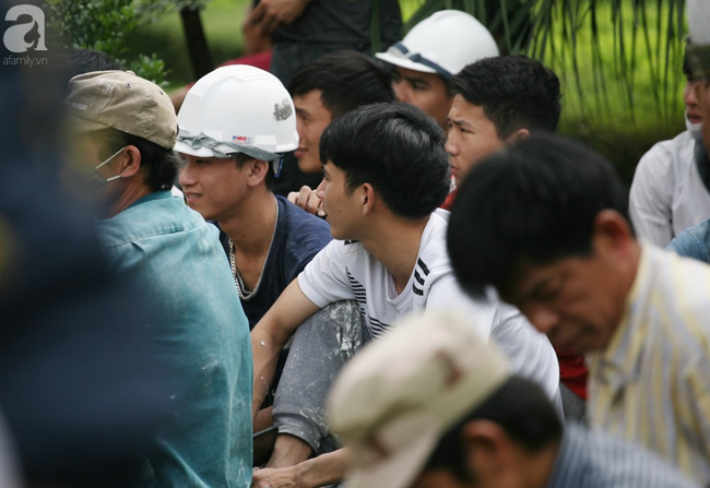 Nhiều công nhân hốt hoảng tháo chạy khi phát hiện cháy tại tòa nhà trên đường Hoàng Quốc Việt - Ảnh 4.