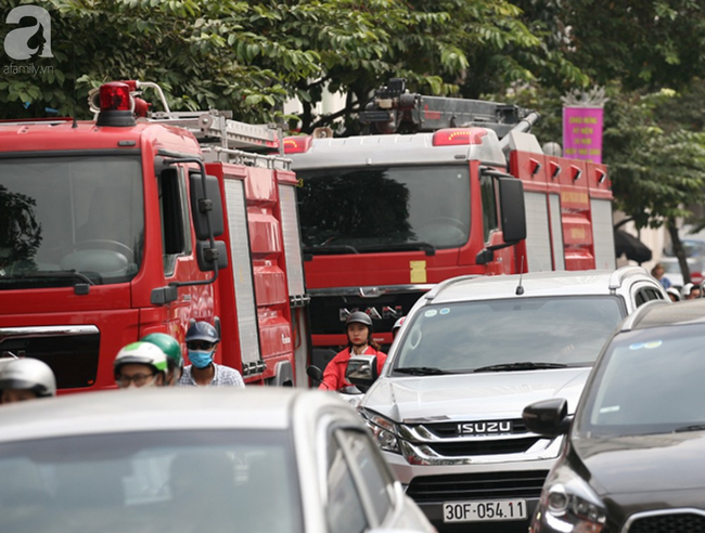 Nhiều công nhân hốt hoảng tháo chạy khi phát hiện cháy tại tòa nhà trên đường Hoàng Quốc Việt - Ảnh 3.