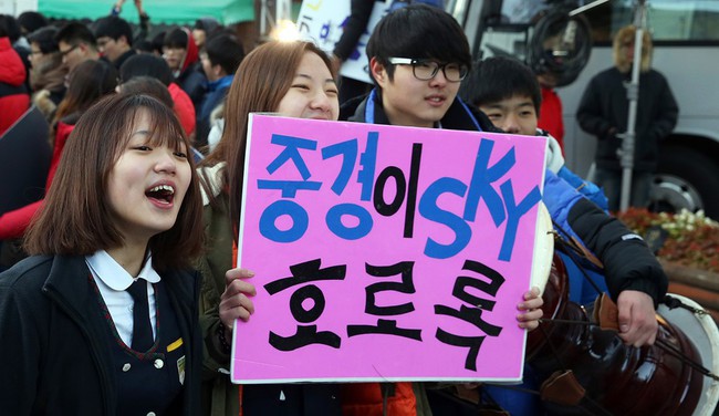 Gian lận thi cử chấn động Seoul: Nhân viên trường danh giá tuồn đáp án cho con, cảnh sát vào cuộc, phụ huynh nghi ngờ lẫn nhau - Ảnh 1.