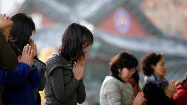 600.000 thí sinh Hàn Quốc thi Đại học: Cả đất nước nín thở, học sinh lớp 11 quỳ ngoài cổng trường chúc anh chị thi tốt - Ảnh 18.