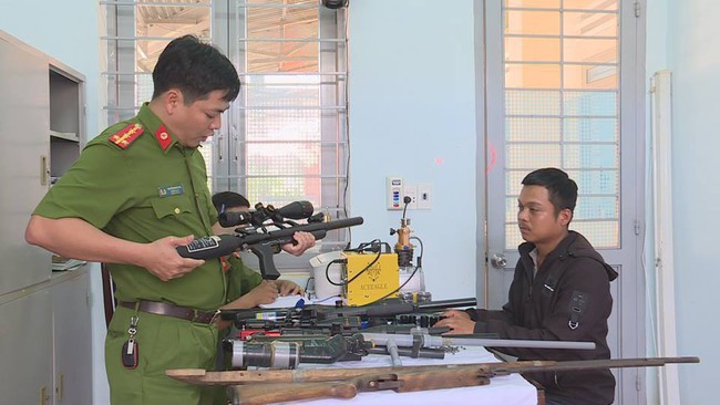 Đột kích, triệt phá xưởng chế tạo hàng loạt súng khủng ở Đắk Lắk - Ảnh 3.