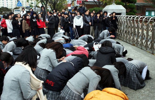 600.000 thí sinh Hàn Quốc thi Đại học: Cả đất nước nín thở, học sinh lớp 11 quỳ ngoài cổng trường chúc anh chị thi tốt - Ảnh 5.