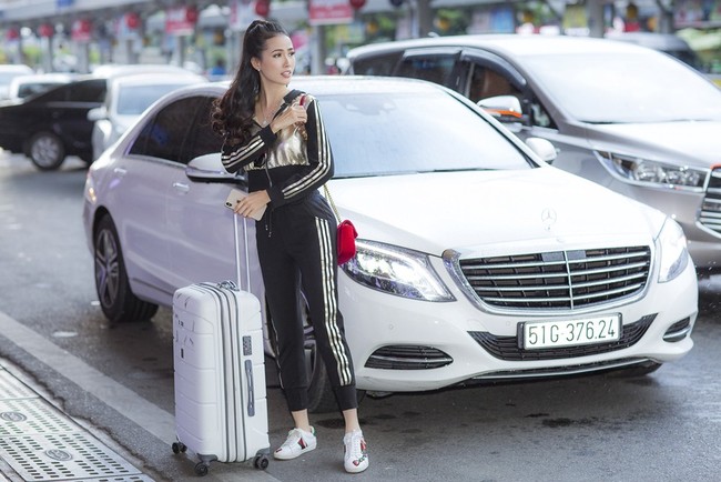 Diện nguyên cây đồ hiệu, Hoa hậu Phan Thị Mơ nổi bật tại sân bay  - Ảnh 1.