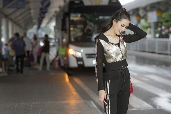 Diện nguyên cây đồ hiệu, Hoa hậu Phan Thị Mơ nổi bật tại sân bay  - Ảnh 5.