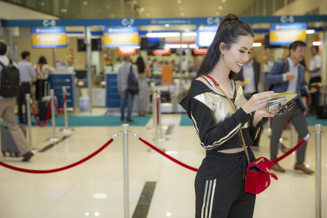 Diện nguyên cây đồ hiệu, Hoa hậu Phan Thị Mơ nổi bật tại sân bay  - Ảnh 8.