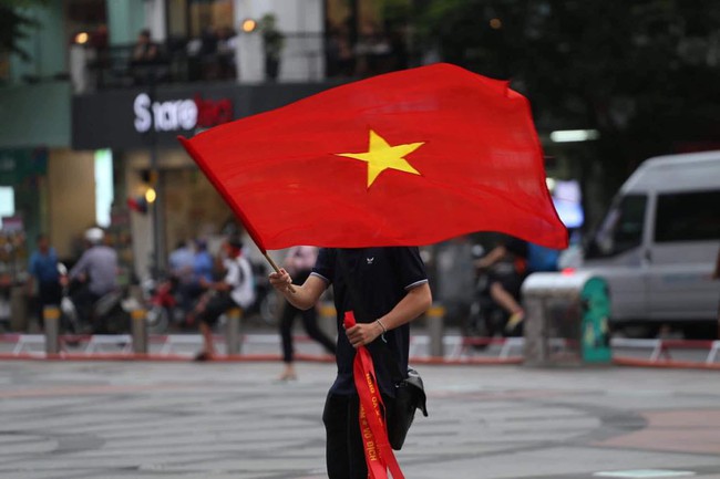 AFF CUP: Việt Nam 2 - 0 Malaysia, người hâm mộ vui sướng cuồng nhiệt - Ảnh 42. AFF CUP: Việt Nam 2 - 0 Malaysia, người hâm mộ vui sướng cuồng nhiệt - Ảnh 42.