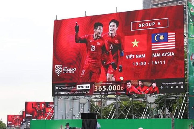 AFF CUP: Việt Nam 2 - 0 Malaysia, người hâm mộ vui sướng cuồng nhiệt - Ảnh 41. AFF CUP: Việt Nam 2 - 0 Malaysia, người hâm mộ vui sướng cuồng nhiệt - Ảnh 41.