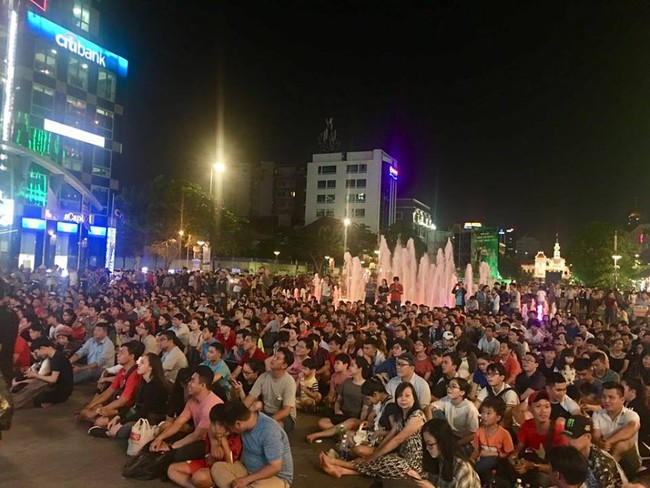 AFF CUP: Việt Nam 2 - 0 Malaysia, người hâm mộ vui sướng cuồng nhiệt - Ảnh 12.