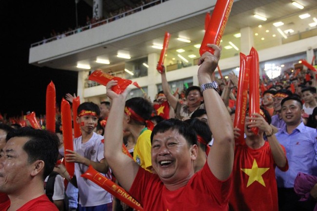 AFF CUP: Việt Nam 2 - 0 Malaysia, người hâm mộ vui sướng cuồng nhiệt - Ảnh 7.