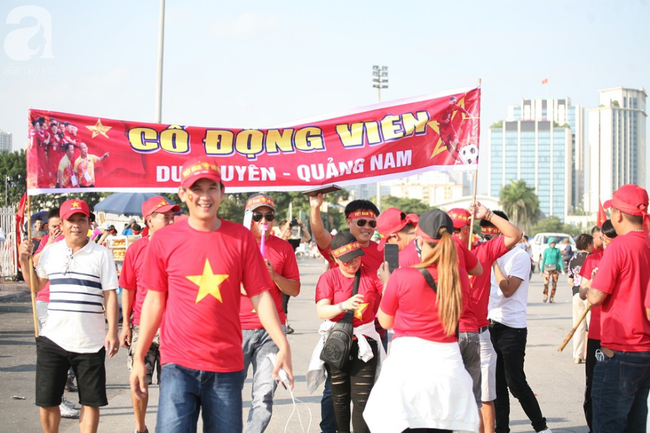 AFF CUP: Việt Nam 2 - 0 Malaysia, người hâm mộ vui sướng cuồng nhiệt - Ảnh 33. AFF CUP: Việt Nam 2 - 0 Malaysia, người hâm mộ vui sướng cuồng nhiệt - Ảnh 33.