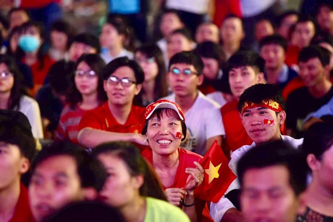 AFF CUP: Việt Nam 2 - 0 Malaysia, người hâm mộ vui sướng cuồng nhiệt - Ảnh 13.