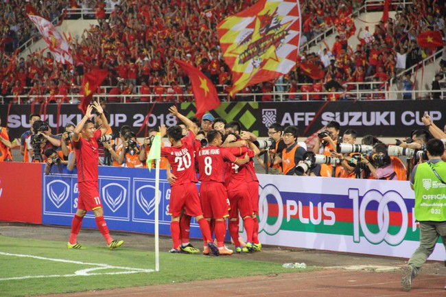 AFF CUP: Việt Nam 2 - 0 Malaysia, người hâm mộ vui sướng cuồng nhiệt - Ảnh 8. AFF CUP: Việt Nam 2 - 0 Malaysia, người hâm mộ vui sướng cuồng nhiệt - Ảnh 8.