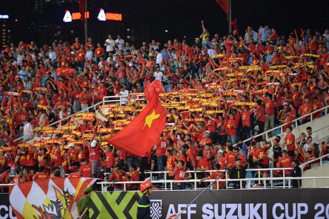 AFF CUP: Việt Nam 2 - 0 Malaysia, người hâm mộ vui sướng cuồng nhiệt - Ảnh 10.