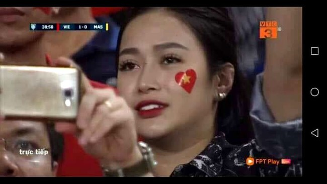 Xuất hiện chớp nhoáng trên sóng trực tiếp trận Việt Nam - Malaysia, cô nàng CĐV cực xinh đẹp đã khiến MXH chao đảo - Ảnh 2.