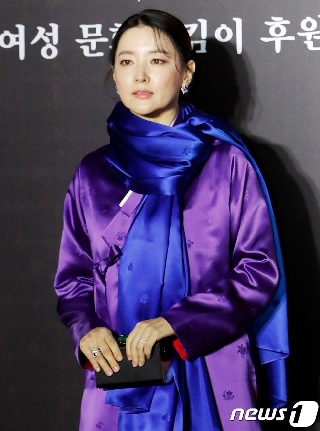 Lee Young Ae đẹp không góc chết, không hổ danh Nữ thần Hanbok khi diện màu áo mà ít người dám mặc  - Ảnh 4.