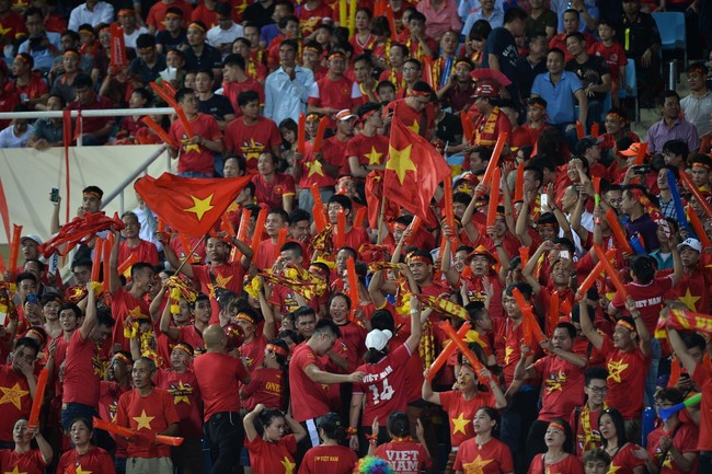 AFF CUP: Việt Nam 2 - 0 Malaysia, người hâm mộ vui sướng cuồng nhiệt - Ảnh 11. AFF CUP: Việt Nam 2 - 0 Malaysia, người hâm mộ vui sướng cuồng nhiệt - Ảnh 11.