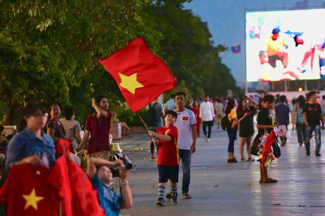 AFF CUP: Việt Nam 2 - 0 Malaysia, người hâm mộ vui sướng cuồng nhiệt - Ảnh 45. AFF CUP: Việt Nam 2 - 0 Malaysia, người hâm mộ vui sướng cuồng nhiệt - Ảnh 45.