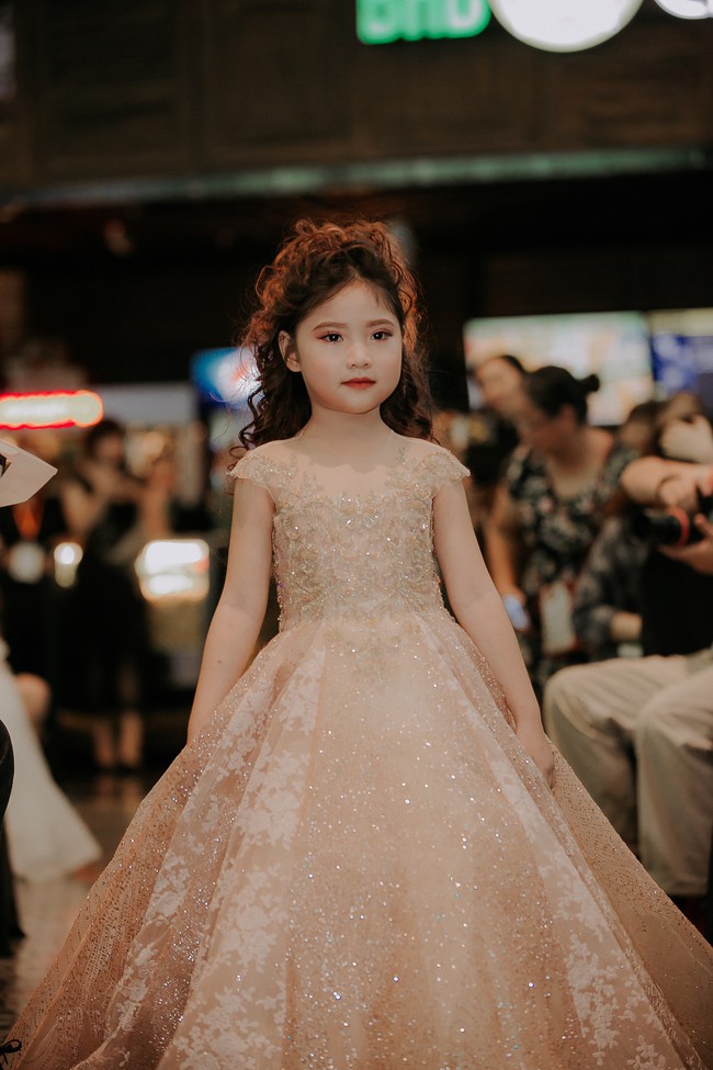 Con gái út xinh đẹp đầy tố chất người mẫu của cựu danh thủ Hồng Sơn - Ảnh 7.