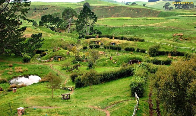Ngôi làng độc đáo khi toàn bộ các nhà trong làng được xây dựa trên ý tưởng về ngôi nhà của người lùn Hobbit - Ảnh 1.