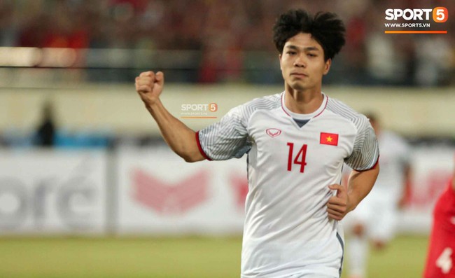 Việt Nam 2-0 Malaysia: Công Phượng, Anh Đức khiến biển đỏ Mỹ Đình vỡ òa cảm xúc - Ảnh 1.