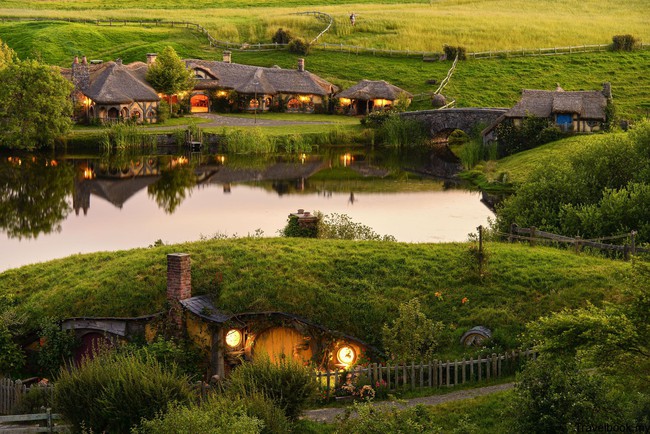 Ngôi làng độc đáo khi toàn bộ các nhà trong làng được xây dựa trên ý tưởng về ngôi nhà của người lùn Hobbit - Ảnh 2.