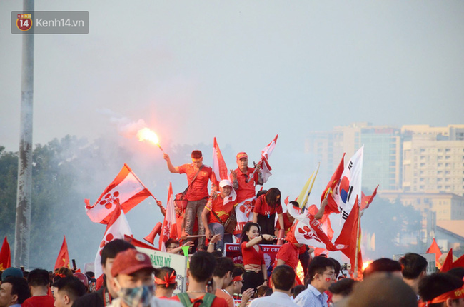 Fan Malaysia đại náo trên phố cổ Hà Nội trước cuộc so tài với Việt Nam ở AFF Cup 2018 - Ảnh 3.