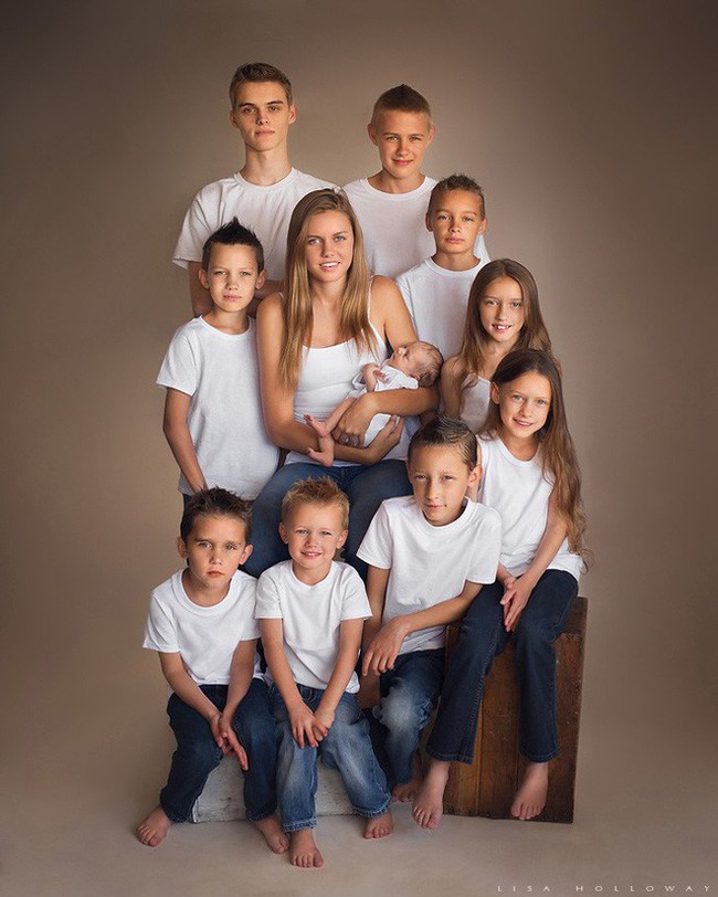 Bà mẹ bỉm sữa ngày nào cũng chụp ảnh 11 đứa con, nhìn vào album ảnh của gia đình họ mới ngỡ ngàng - Ảnh 3.