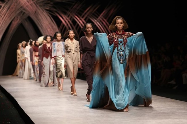 Vietnam International Fashion Week tiếp tục bị loạt người mẫu tố chậm tiền: Thu/Đông đã qua mà catxe mùa Xuân/Hè vẫn chưa thấy! - Ảnh 6. Vietnam International Fashion Week tiếp tục bị loạt người mẫu tố chậm tiền: Thu/Đông đã qua mà catxe mùa Xuân/Hè vẫn chưa thấy! - Ảnh 6.