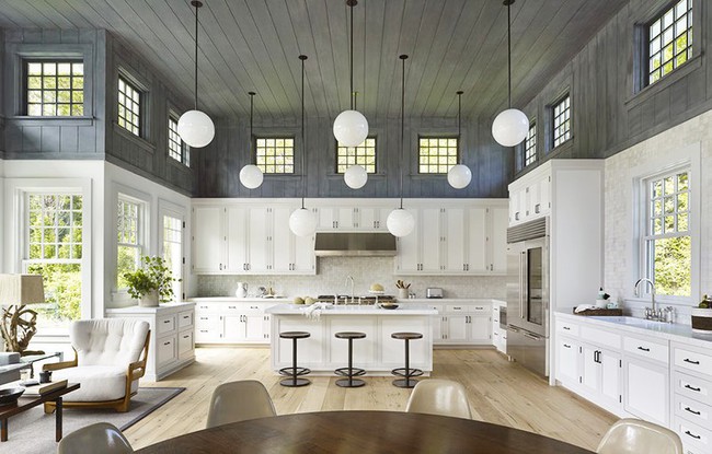 Vẻ đẹp khiến chẳng thể rời mắt của những phòng bếp với thiết kế trần cao gấp đôi - Ảnh 9.