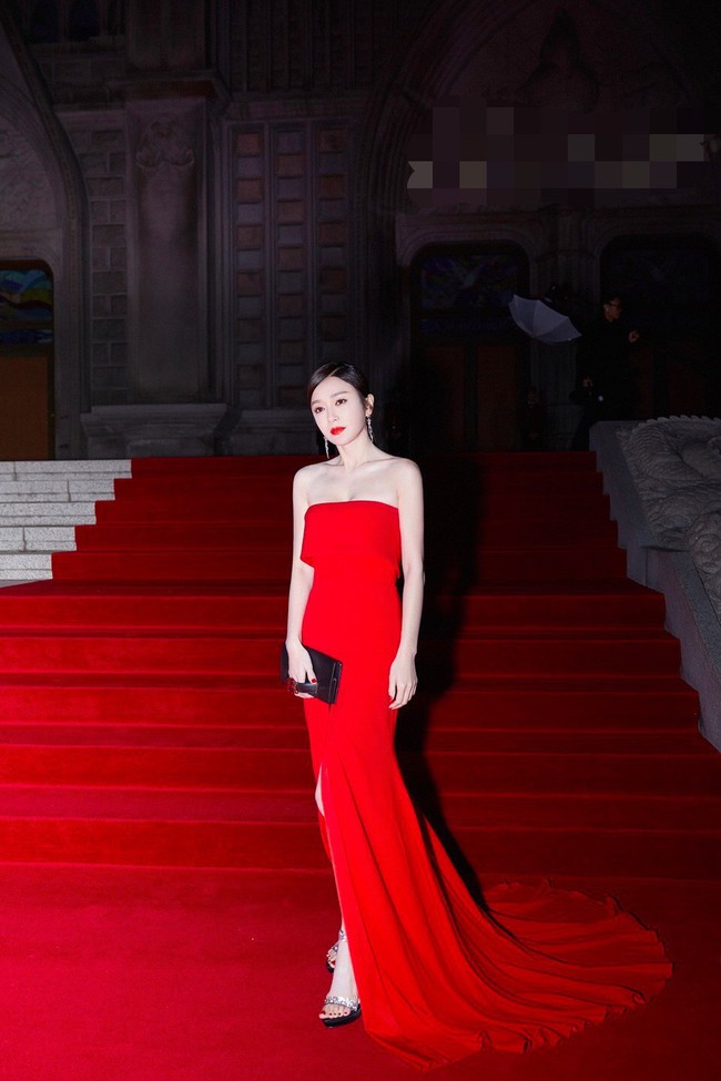 Phú Sát Hoàng Hậu Tần Lam khiến truyền thông Hàn ngỡ ngàng vì nhan sắc gợi cảm khi diện váy đỏ e ấp ngực đầy - Ảnh 6.