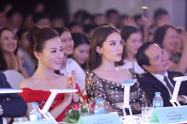 Cùng ngồi ghế nóng nhưng Kỳ Duyên lại đối lập chan chát với Phương Oanh Quỳnh búp bê - Ảnh 6.